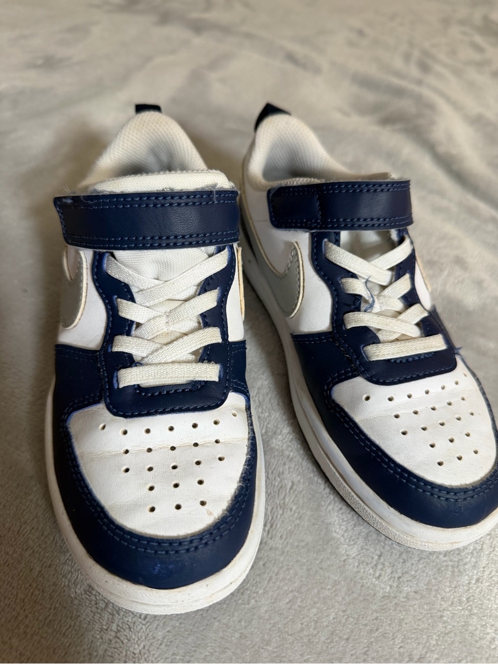 Nike Kids White and Navy Hook-and-Loop Sneakers